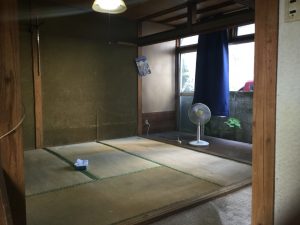 リビングの家具を移動した後の施工前写真